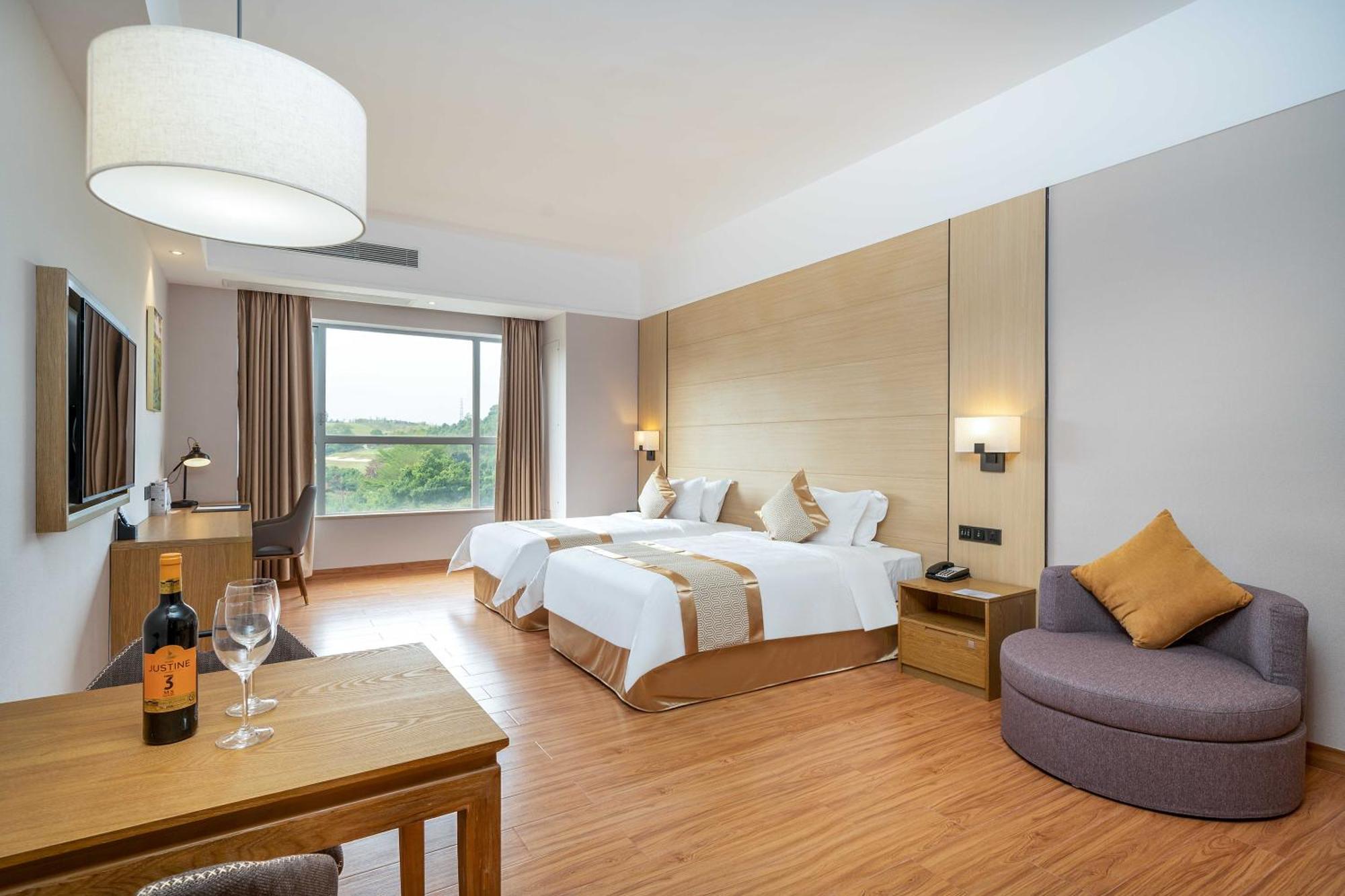 Phoenix Hill Hotel Dongguan - Golf Course Shop Bagian luar foto