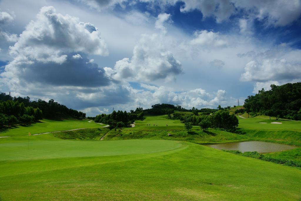 Phoenix Hill Hotel Dongguan - Golf Course Shop Bagian luar foto