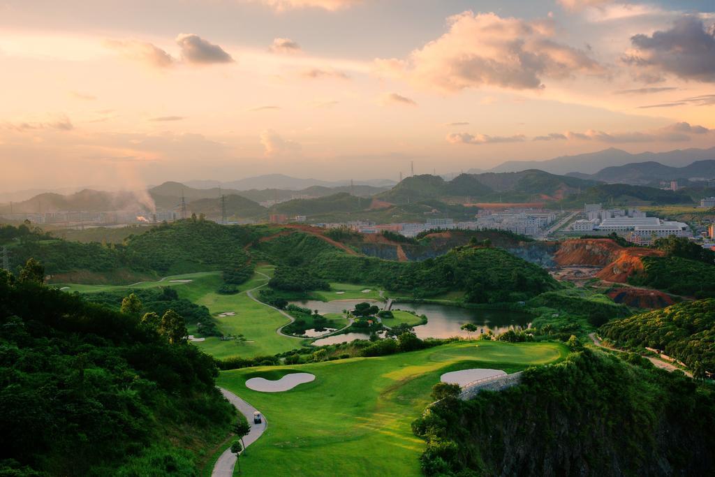 Phoenix Hill Hotel Dongguan - Golf Course Shop Bagian luar foto